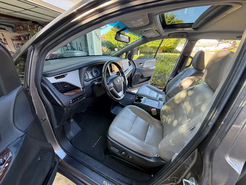 Used 2017 Toyota Sienna Limited image 5