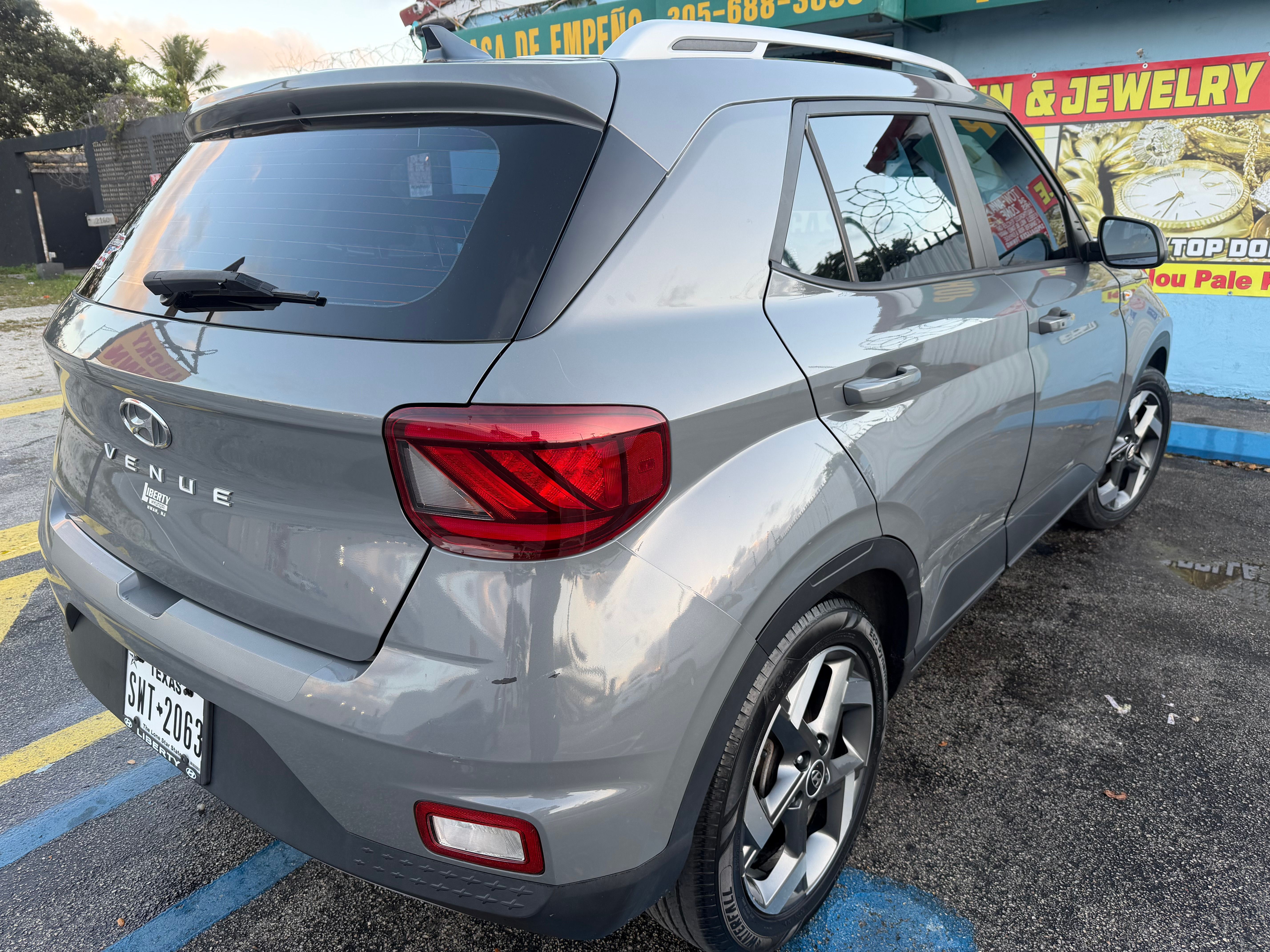 Used 2021 Hyundai Venue SE FWD image 6
