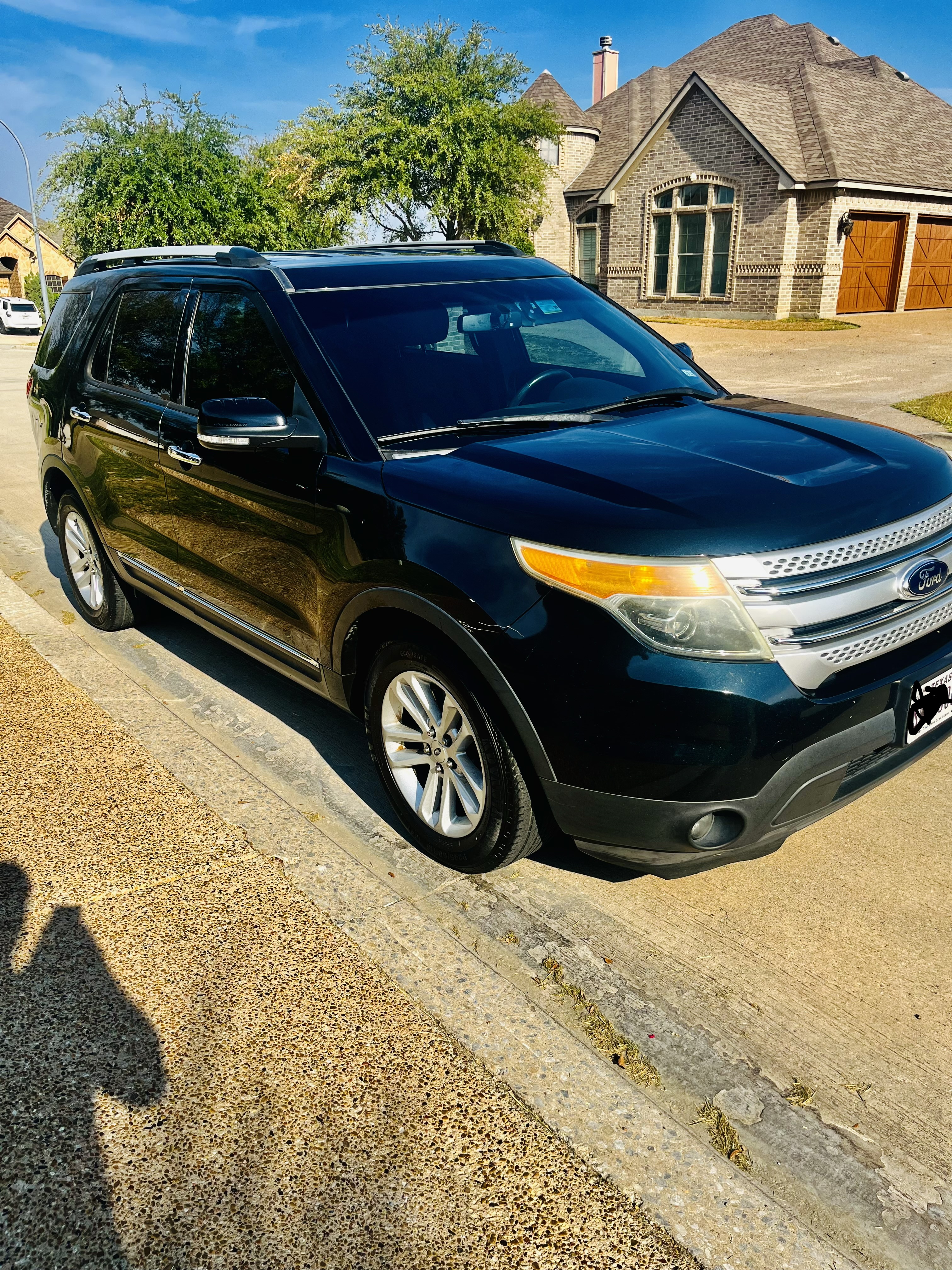 Used 2014 Ford Explorer XLT w/ Equipment Group 201A FWD image 2