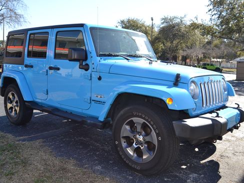 Used 2017 Jeep Wrangler Unlimited Sahara w/ Connectivity Group image 5