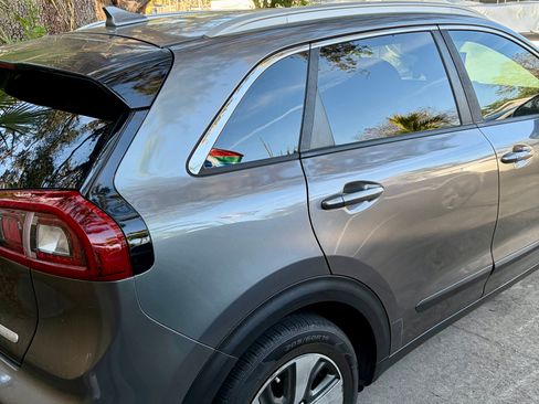 Used 2017 Kia Niro LX image 9