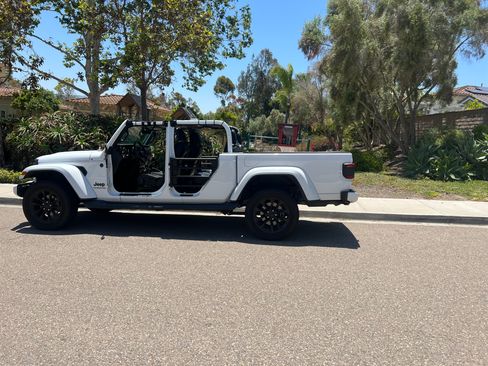 Used 2021 Jeep Gladiator Overland image 12