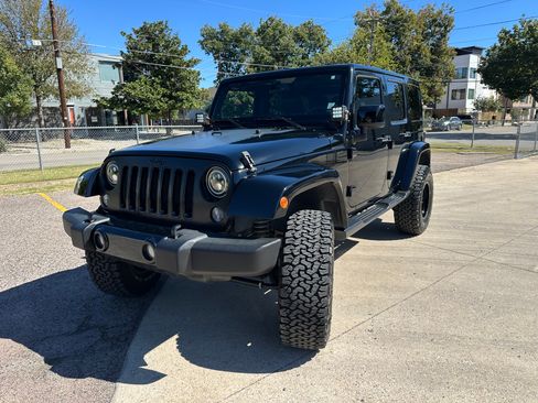 Used 2014 Jeep Wrangler Unlimited Sahara image 2