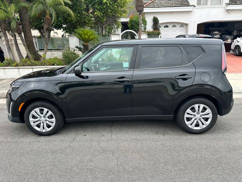Used 2023 Kia Soul LX FWD image 4