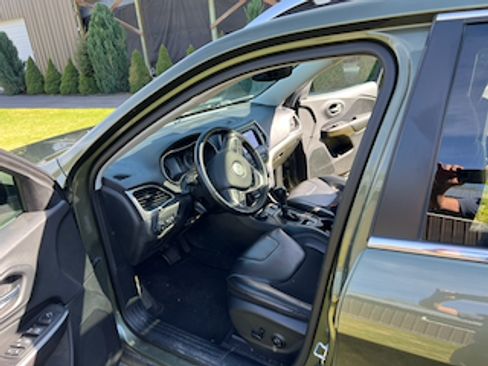 Used 2019 Jeep Cherokee Latitude Plus w/ Comfort/Convenience Group AWD/4WD image 13