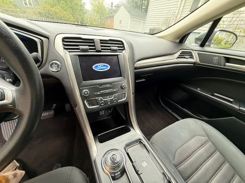 Used 2019 Ford Fusion SE FWD image 9