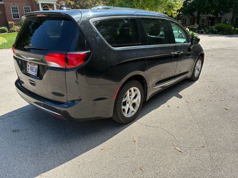 Used 2018 Chrysler Pacifica Touring-L Plus w/ Advanced Safetytec Group FWD image 4