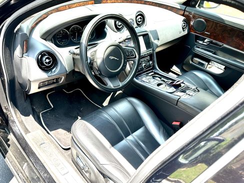 Used 2013 Jaguar XJ image 9