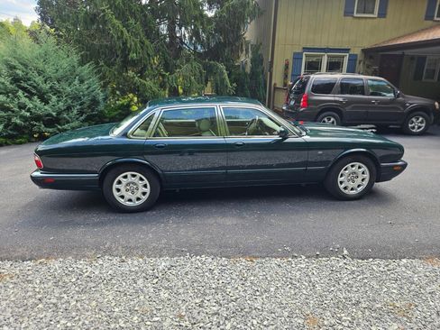 Used 2002 Jaguar XJ8 image 2