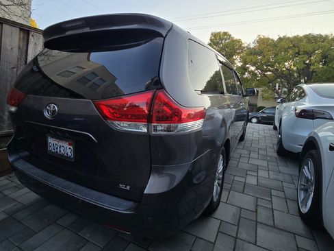 Used 2012 Toyota Sienna XLE image 2