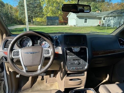 Used 2015 Chrysler Town & Country Touring image 9