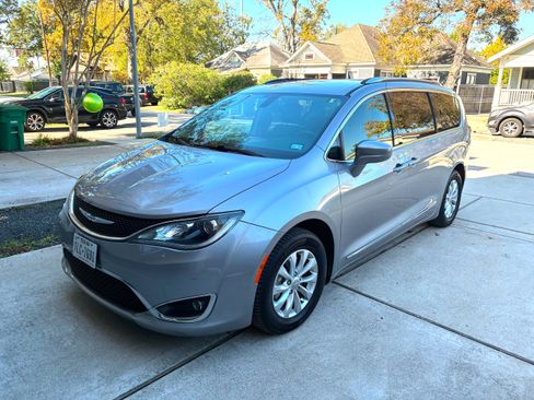 Used 2019 Chrysler Pacifica Touring-L FWD image 2