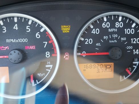 Used 2010 Nissan Pathfinder SE image 6