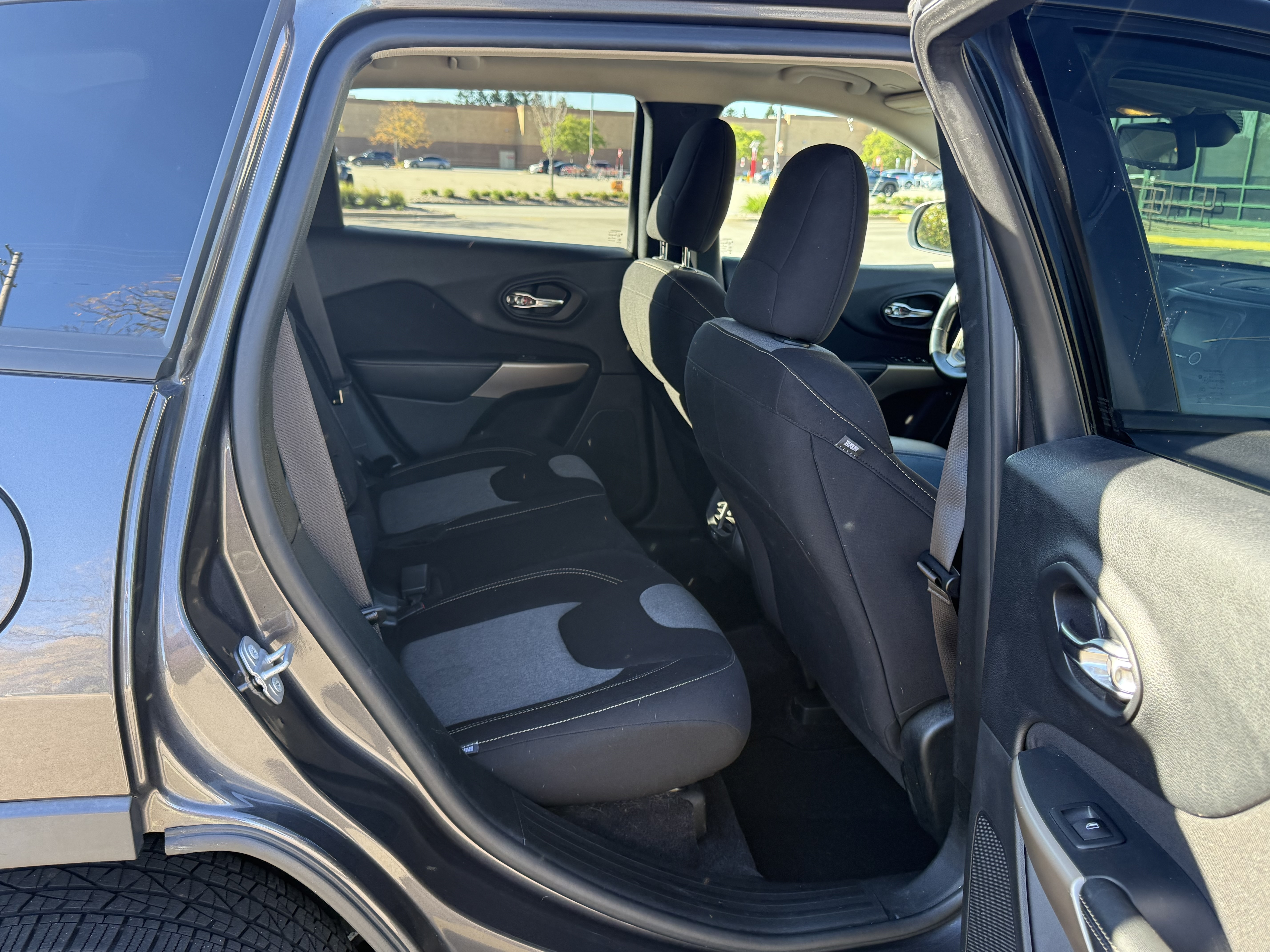 Used 2018 Jeep Cherokee Latitude w/ Altitude Package FWD image 12