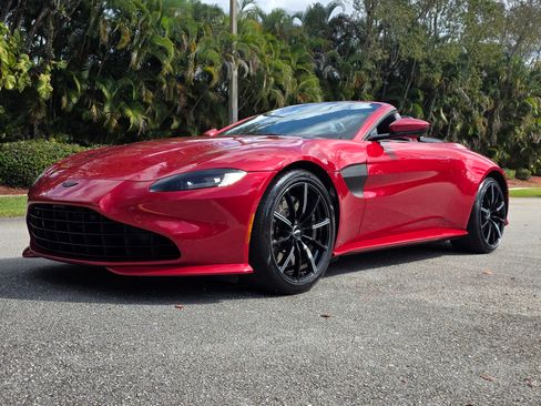 Used 2021 Aston Martin V8 Vantage Roadster image 2