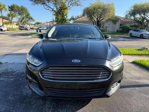 Used 2016 Ford Fusion SE w/ Equipment Group 202A image 2