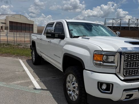 Used 2019 GMC Sierra 2500 Denali w/ Duramax Plus Package AWD/4WD image 5