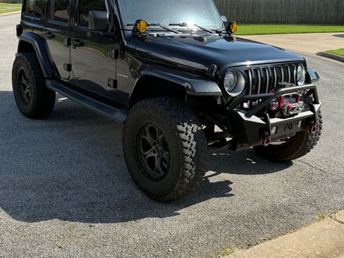 Used 2018 Jeep Wrangler Unlimited Sahara AWD/4WD image 10