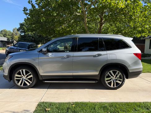 Used 2018 Honda Pilot Touring image 2