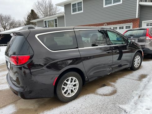 Used 2017 Chrysler Pacifica LX image 5