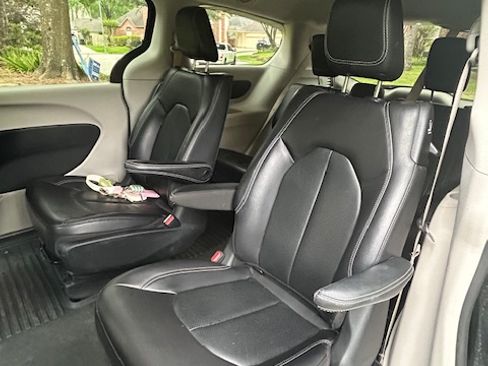 Used 2022 Chrysler Pacifica Touring-L FWD image 14