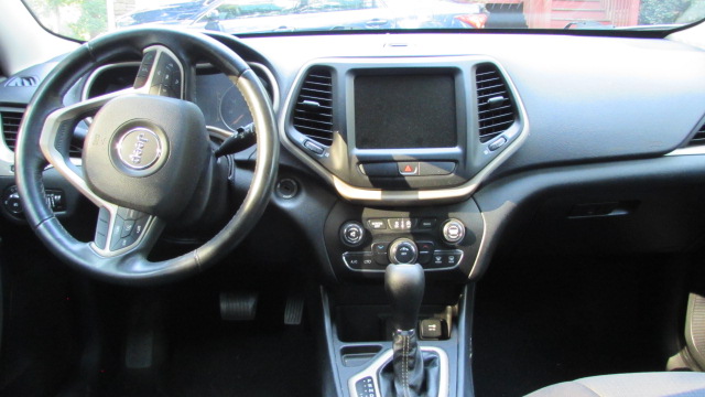 Used 2015 Jeep Cherokee Latitude FWD image 13