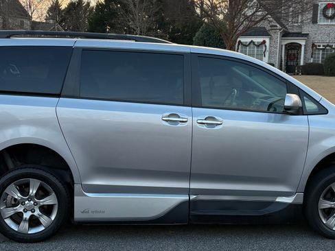 Used 2013 Toyota Sienna SE image 6