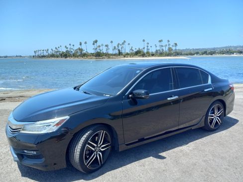 Used 2017 Honda Accord Touring image 1