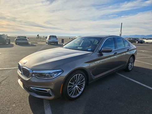 Used 2019 BMW 530e xDrive w/ Premium Package image 5