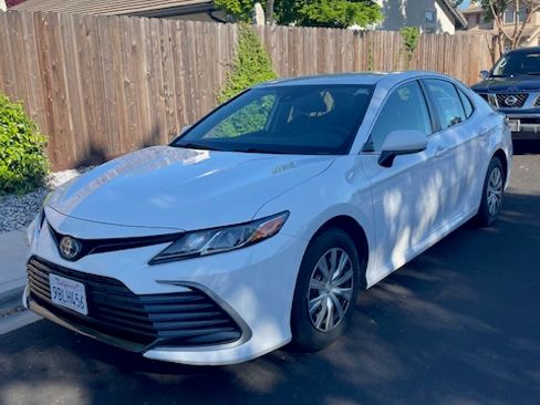 Used 2022 Toyota Camry LE image 6