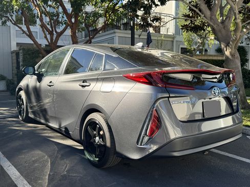 Used 2021 Toyota Prius Prime XLE image 2
