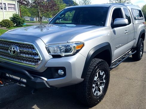 Used 2016 Toyota Tacoma TRD Off-Road w/ Premium & Technology Package AWD/4WD image 12