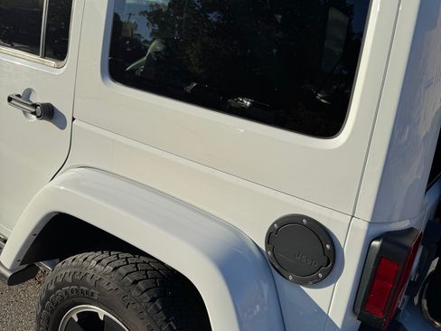 Used 2012 Jeep Wrangler Unlimited Sahara image 9