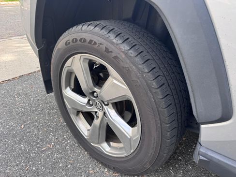 Used 2019 Toyota RAV4 Limited w/ Carpet Mat Package AWD/4WD image 13