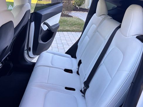 Used 2021 Tesla Model Y Long Range image 10