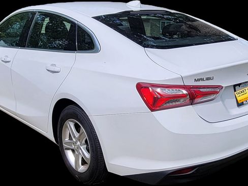Used 2022 Chevrolet Malibu LT FWD image 2