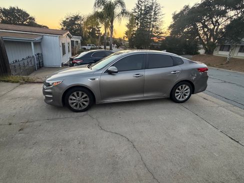 Used 2018 Kia Optima LX w/ 17" Alloy Wheels Package image 10