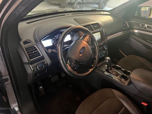 Used 2018 Ford Explorer XLT w/ Equipment Group 202A FWD image 28