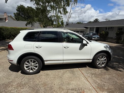 Used 2014 Volkswagen Touareg Sport image 15