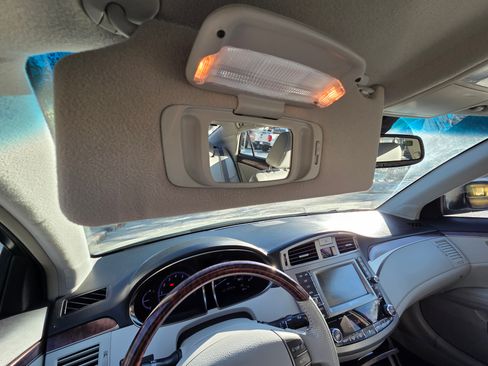 Used 2011 Toyota Avalon Limited image 19