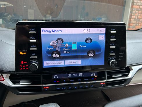 Used 2021 Toyota Sienna XLE image 6