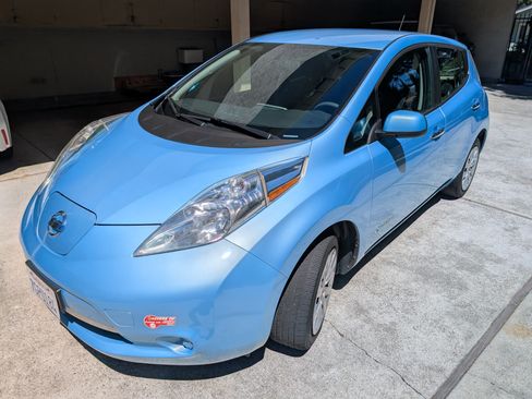 Used 2015 Nissan Leaf S w/ Charge Package FWD image 4