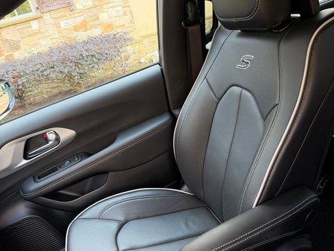 Used 2025 Chrysler Pacifica Premium image 11