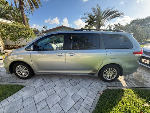 Used 2011 Toyota Sienna XLE FWD image 1