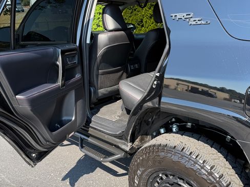 Used 2018 Toyota 4Runner TRD Off-Road Premium AWD/4WD image 10