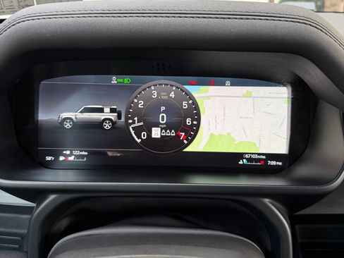 Used 2020 Land Rover Defender 110 SE image 12