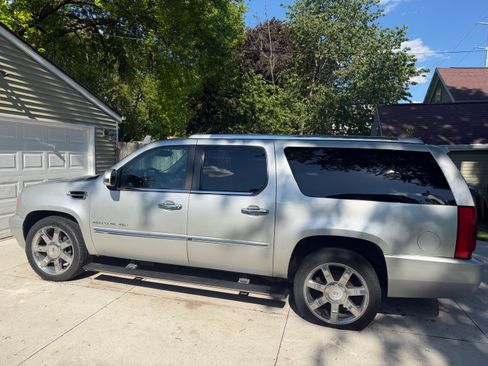 Used 2010 Cadillac Escalade ESV Premium AWD/4WD image 2