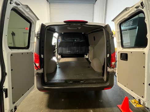 Used 2017 Mercedes-Benz Metris image 13