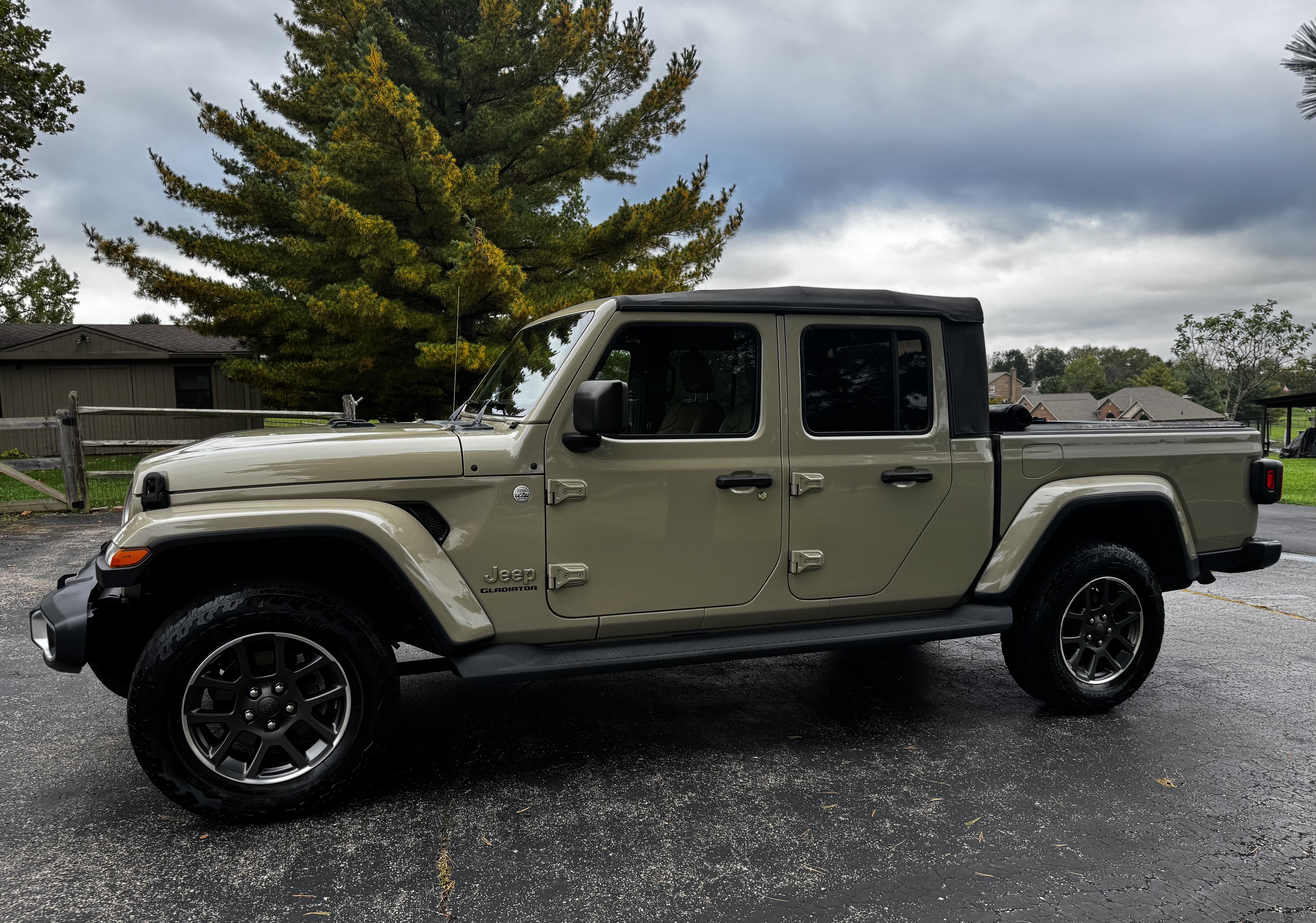 Used 2020 Jeep Gladiator Overland AWD/4WD image 1