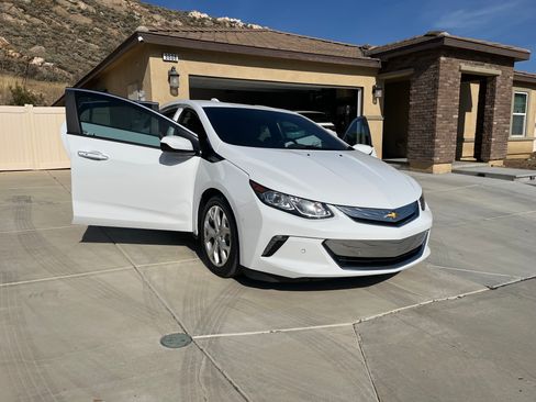 Used 2017 Chevrolet Volt Premier w/ Driver Confidence II Package FWD image 15